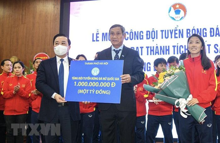 Phó Chủ tịch UBND thành phố Hà Nội Chử Xuân Dũng trao tặng đội tuyển đội tuyển bóng đá nữ Việt Nam 1 tỷ đồng. (Ảnh: Minh Quyết/TTXVN)