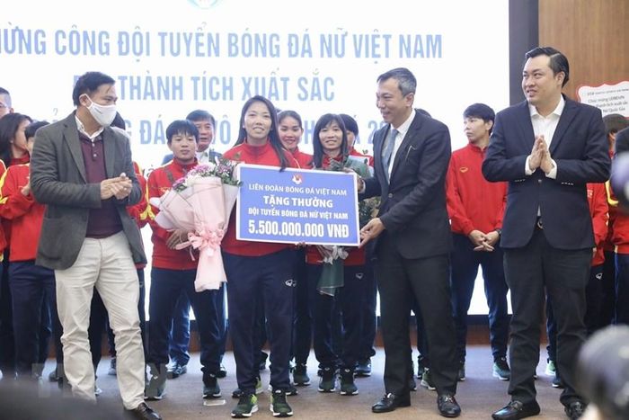 Liên đoàn Bóng đá Việt Nam (VFF) tặng đội tuyển bóng đá nữ Việt Nam 5,5 tỷ đồng. (Ảnh: Minh Quyết/TTXVN)