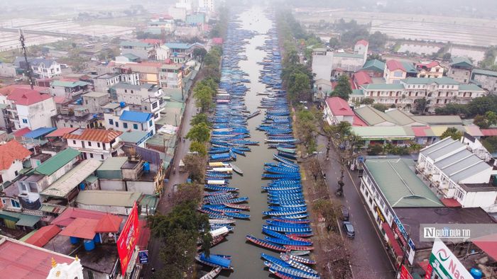 Hàng trăm con đò xếp hàng dài bên dòng Suối Yến chờ phục vụ du khách.