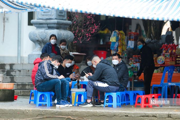 Bên trong khu vực Đền Trình ghi nhận lúc 12h30 rất nhiều người đã lễ xong và đang ngồi chờ thuyền.