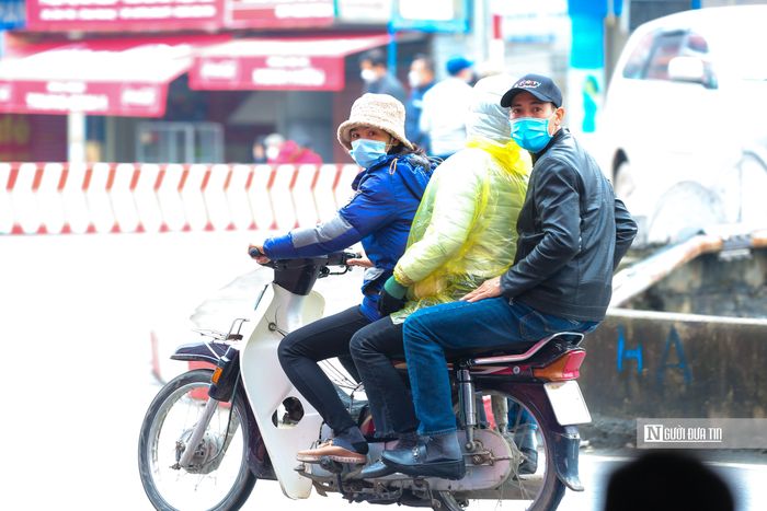 Trao đổi PV, ông Nguyễn Bá Hiển - Trưởng Ban Quản lý Khu di tích thắng cảnh Hương Sơn (chùa Hương) cho biết, 5h sáng cùng ngày đơn vị đã tiến hành mở cửa bán vé phục vụ du khách tham quan di tích quốc gia đặc biệt quần thể Hương Sơn. Theo đó, du khách đến tham quan chùa Hương có thể vào khám phá toàn bộ khu di tích từ thuyền, đò, đền chùa, cáp treo…