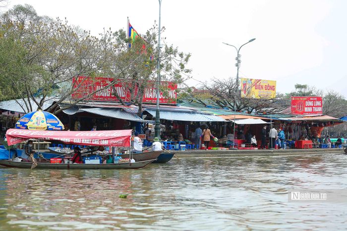Bây giờ chúng tôi vừa chuẩn bị vừa vận hành đón khách thử nghiệm xem có gặp vấn đề gì không để rút kinh nghiệm. Chúng tôi không muốn khi du khách đến mà để mọi người phải ngậm ngùi quay đầu về ngày đầu xuân mất may mắn. Ngay từ sáng nay, chúng tôi xây dựng các phương án theo đề xuất trong tờ trình trước đó", đại diện huyện Mỹ Đức nói.