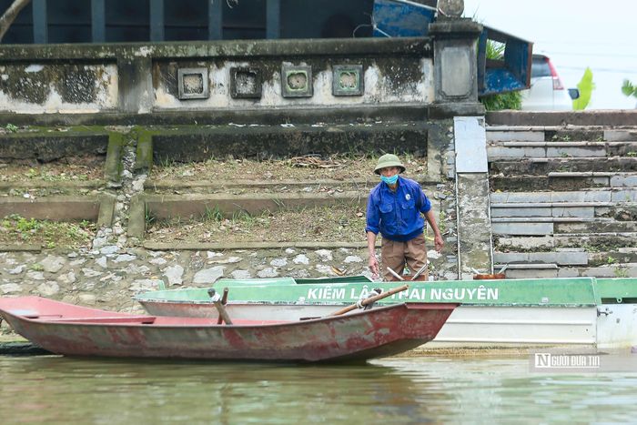 Nhiều người dân vẫn tất bật cọ rửa xuồng, thuyền để chuẩn bị phục vụ du khách.