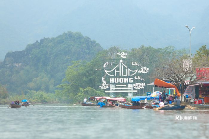 Ghi nhận của Người Đưa Tin tại Khu di tích thắng cảnh Hương Sơn - Chùa Hương (Mỹ Đức, Tp.Hà Nội) sáng ngày 11/2, nơi đây đã bắt đầu bán vé phục vụ du khách tham quan.