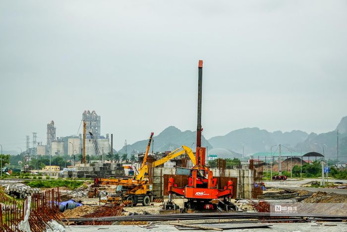 Trao đổi với Người Đưa Tin trước đó, Bộ trưởng Bộ GTVT đánh giá việc thiếu hụt nguồn vật liệu mà một trong năm khó khăn lớn nhất trong việc triển khai Dự án xây dựng công trình đường bộ cao tốc Bắc - Nam phía Đông giai đoạn 2021 - 2025. (Ảnh: Hữu Thắng)