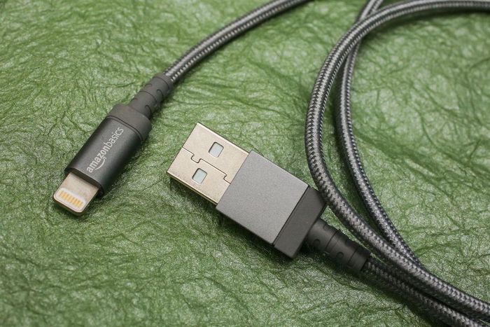  Các nhà sản xuất phụ kiện bên thứ 3 thường bọc thêm các vật liệu khác và thiết kế lại phần tiếp nối của sợi cáp để bảo vệ sản phẩm. Ảnh: Cnet. 