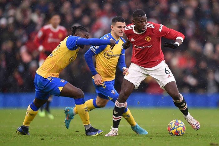  Pogba là ngôi sao lẻ loi ở tuyến giữa MU trong trận này. Ảnh: Reuters. 