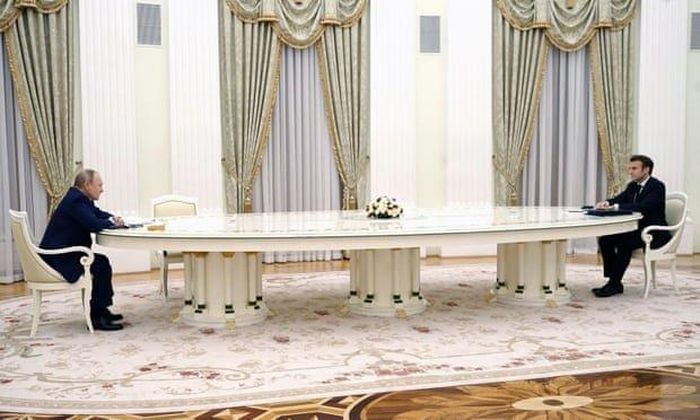 Tổng thống Nga Vladimir Putin và Tổng thống Pháp Emmanuel Macron gặp nhau hôm 7/2. Ảnh: Guardian.