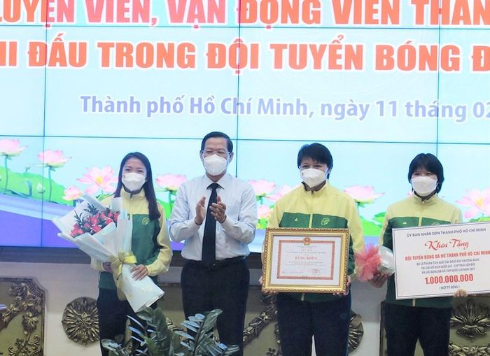11 thành viên đội tuyển nữ TPHCM sẽ được nhận số tiền thưởng lớn từ phía TPHCM vận động sau kỳ tích vừa qua. Ảnh: UBND TPHCM