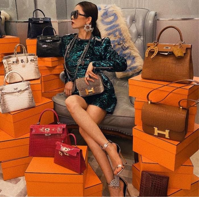 Không chỉ thế, nữ ca sĩ sẵn sàng mở hầu bao để tậu về những bộ sưu tập túi hiệu có giá trị bằng cả gia tài của người khác. Ảnh: FBNV