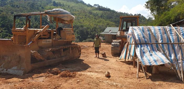 Phương tiện cơ giới thi công đường Trường Sơn Đông tại rừng đặc dụng