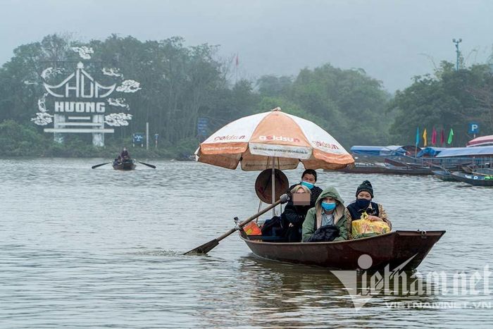 Nhiều du khách đến chùa Hương trong giai đoạn mở cửa thử nghiệm. Ảnh: Đoàn Bổng