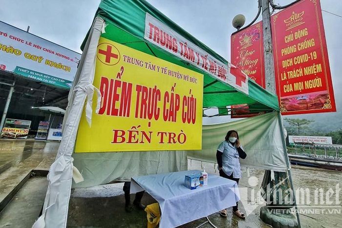 Điểm trực cấp cứu tại khu vực Bến Trò. Ảnh: Đoàn Bổng