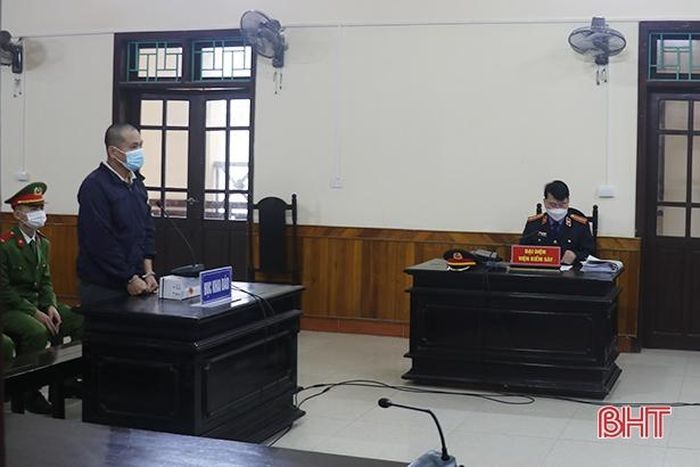 Đại diện Viện kiểm sát tiến hành xét hỏi bị cáo.