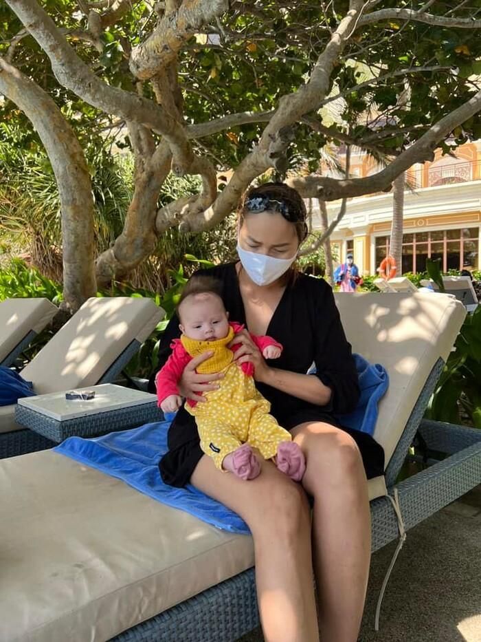 Diễm Châu luôn bận rộn chăm sóc các con.