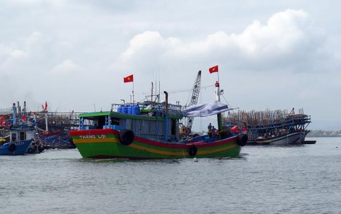 Một tàu cá công suất lớn vươn khơi vào trưa 11/2 với niềm tin, hy vọng một năm đánh bắt an toàn, tôm cá đầy khoang.