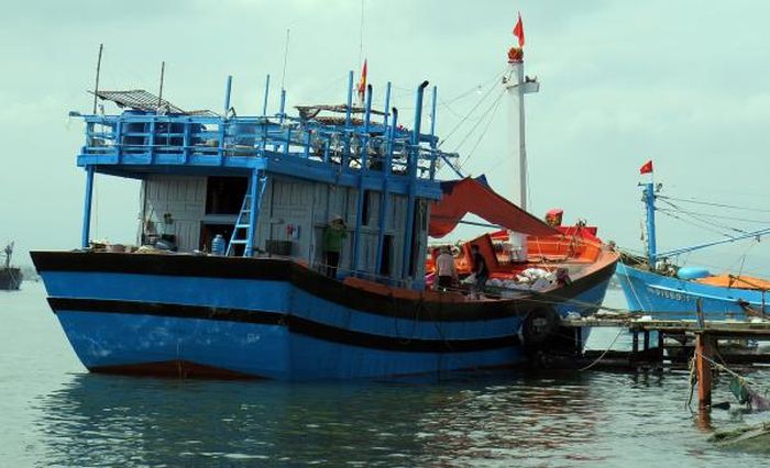 Một tàu cá tại xã đảo Tam Hải, huyện Núi Thành chuẩn bị cho chuyến biển khơi.