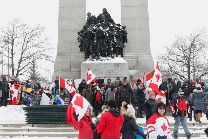  Người biểu tình cũng tập trung xung quanh Đài tưởng niệm Chiến tranh Quốc gia ở thủ đô Ottawa. Theo cảnh sát, nhóm người "thể hiện hành vi hung hăng đối với cơ quan thực thi pháp luật" và phá bỏ hàng rào được dựng lên xung quanh đài tưởng niệm. Lực lượng cảnh sát Ottawa đang chờ quân tiếp viện để chấm dứt tình trạng "chiếm đóng bất hợp pháp" ở thủ đô. 