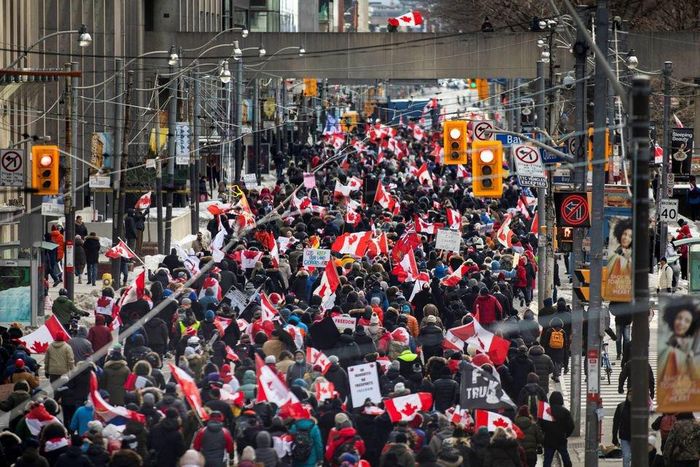 Người biểu tình tuần hành dọc theo đường Queen ở Toronto, Canada hôm 12/2. 