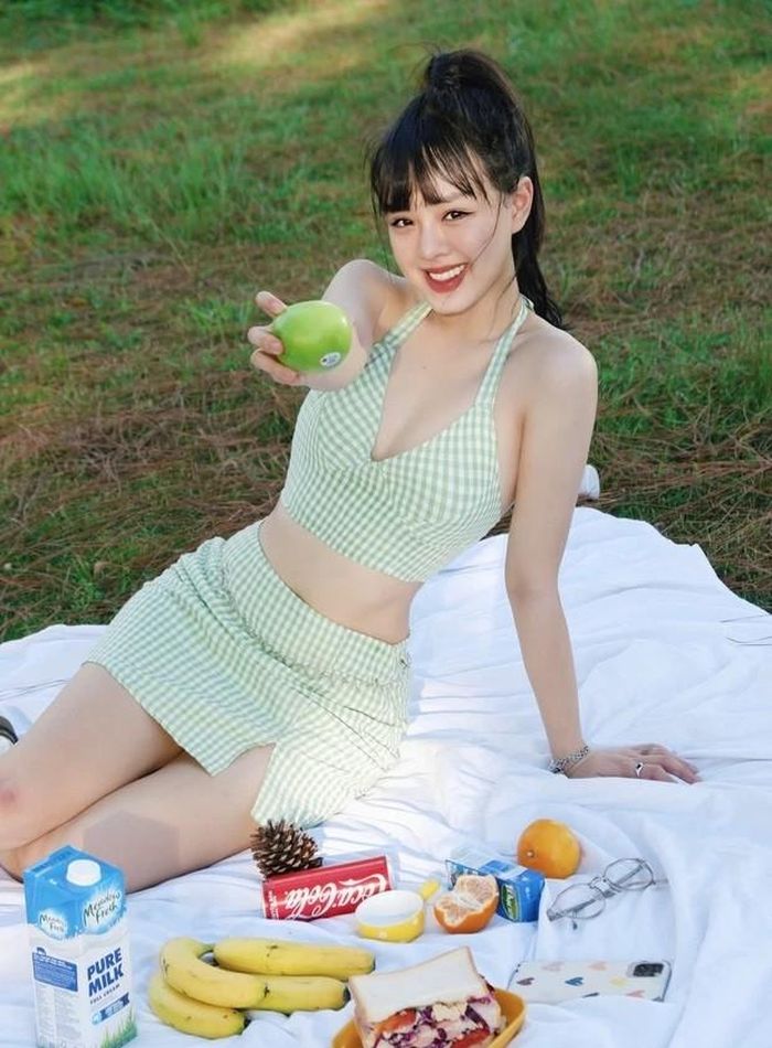Không chỉ có lối dẫn lôi cuốn, nữ MC 9x còn khiến người nhìn không thể rời mắt với gu thời trang nữ tính nhưng không kém phần nóng bỏng.