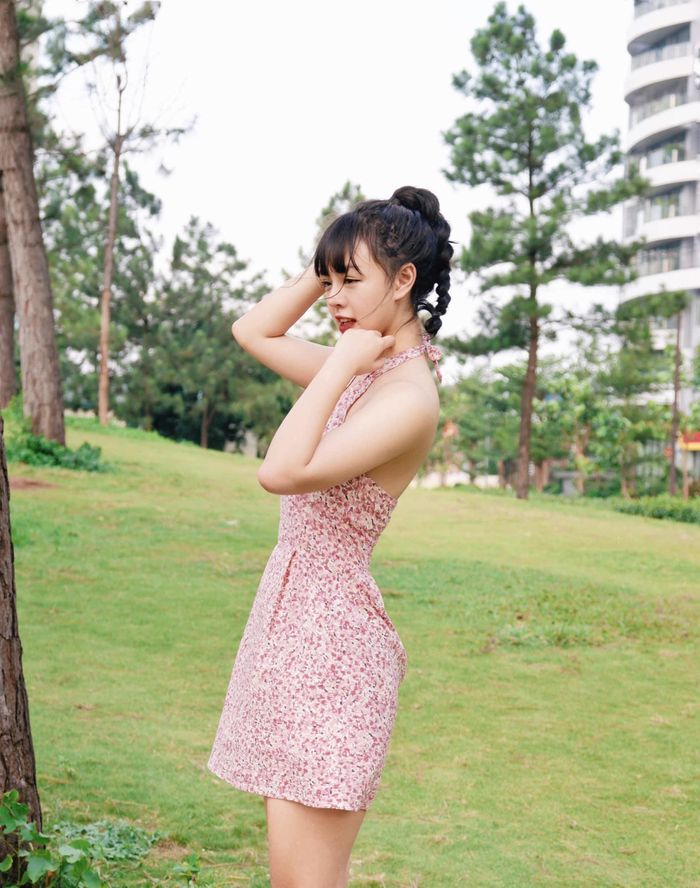 Cô nàng đã tốt nghiệp khoa Luật của trường đại học Quốc gia Hà Nội và có kinh nghiệm làm MC hơn 3 năm.