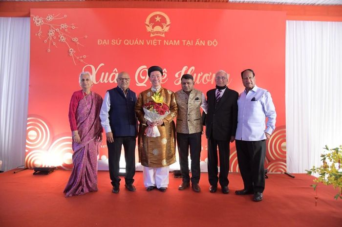 Những người bạn Ấn Độ đến chung vui với Đại sứ quán Việt Nam tại New Delhi.