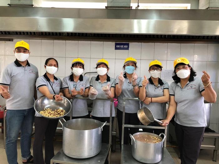 Trước tình hình dịch bệnh vẫn còn phức tạp tại thành phố Đà Nẵng, Hội không thể trao tận tay những suất cháo cho bệnh nhân, mà chỉ có thể nấu và chia phần ăn cho từng tầng. Sau đó các điều dưỡng sẽ nhận và phân phát cho từng bệnh nhân để giảm thiểu nguy cơ lây lan dịch bệnh - ảnh Mỹ Hoài 