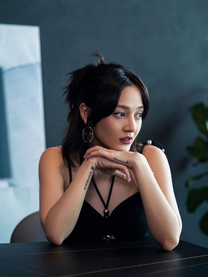 - Chị gặp sự cố gì khi quay nhiều cảnh nóng?