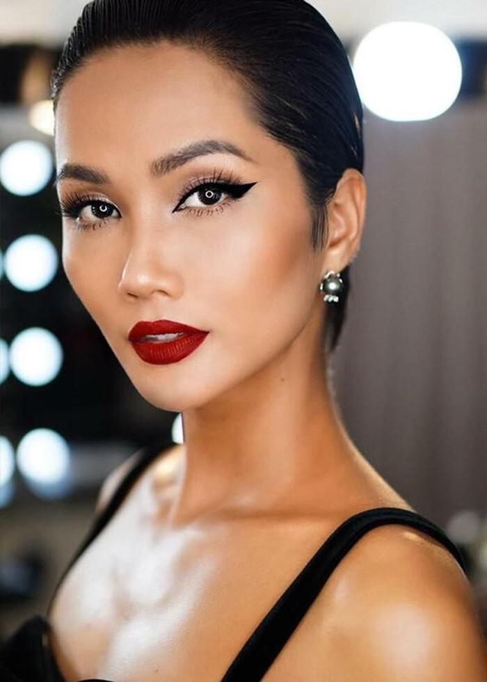 Nhưng cũng có khi, nàng hậu cũng gợi cảm đầy nóng bỏng với màu son đỏ.