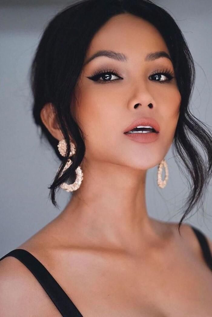 Không thể phủ nhận, nhan sắc của người đẹp Ê Đê được nâng tầm rất nhiều sau khi trang điểm.