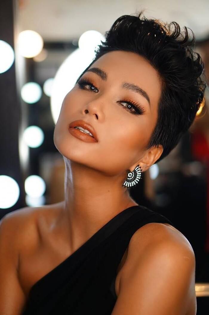 H'Hen Niê ngày càng có hình ảnh đẹp và thành công, tuy vậy cô vẫn giữ được nét hồn nhiên gần gũi.