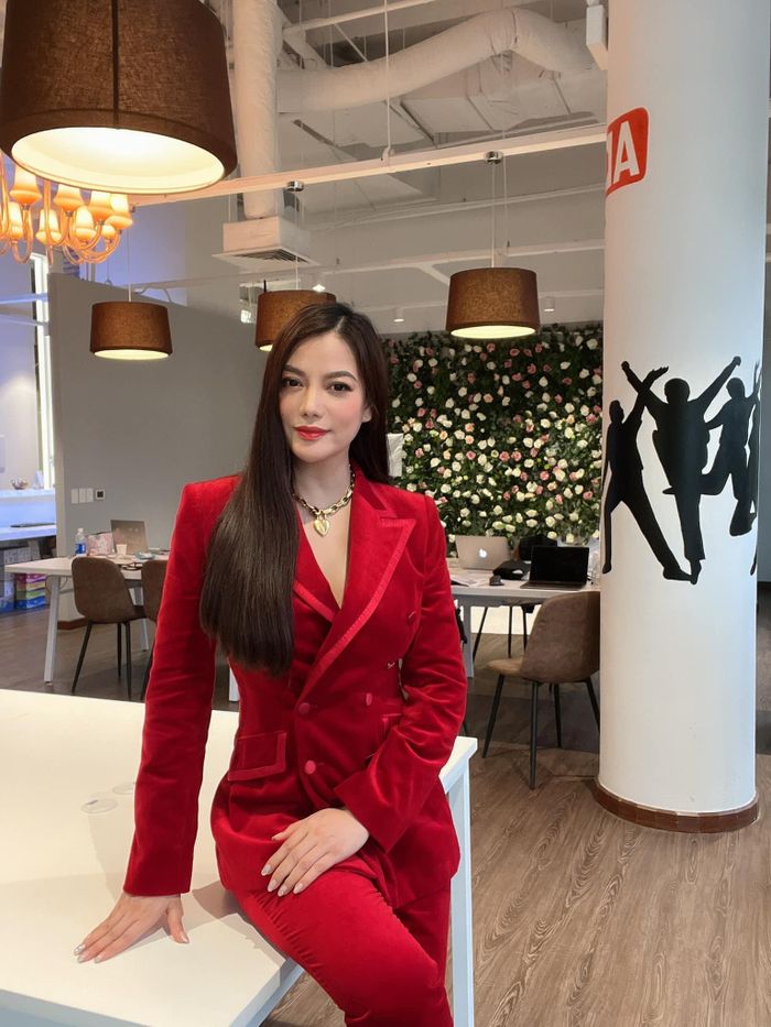 Diện vest/suit mà "thả rông" lại càng gợi cảm và sang. Trương Ngọc Ánh tinh tế mix cùng phụ kiện vòng cổ, bông tai lại thêm thần thái.