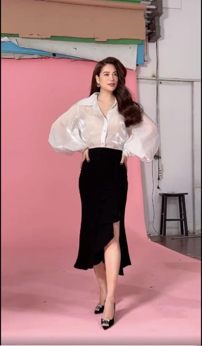 Nữ người mẫu diện set đồ đậm chất công sở như áo sơ mi blouse tay bồng điệu đà, mix cùng chân váy ôm dáng xẻ tà cách điệu.