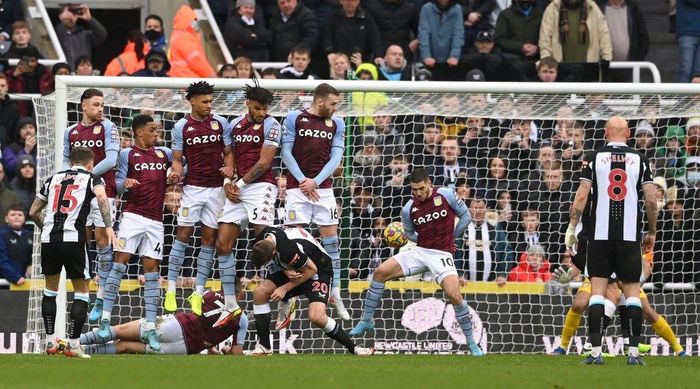  Cú đá phạt của Kieran Trippier giúp Newcastle có chiến thắng thứ 3 liên tiếp ở Premier League. Ảnh: Reuters. 