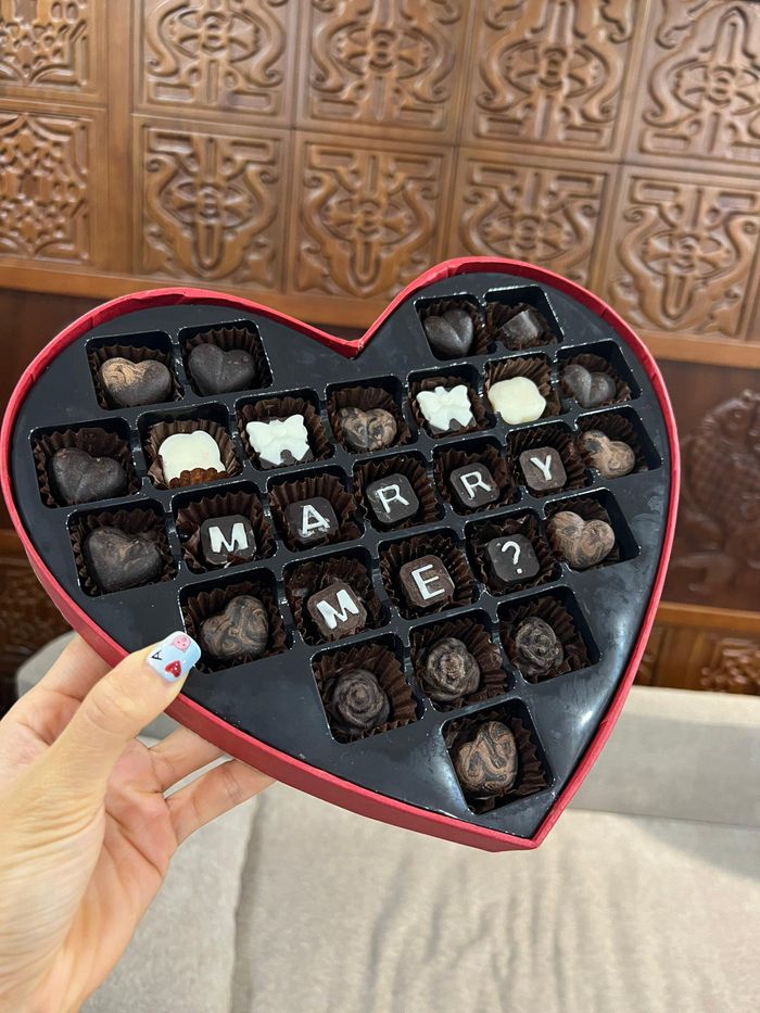 Ngọc Hân vẫn giữ hộp chocolate cách đây ba năm. Ảnh: NVCC.