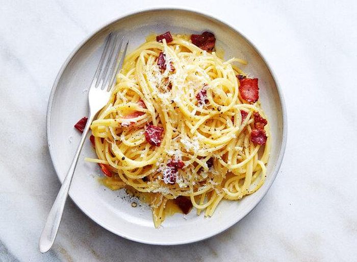 Món spaghetti carbonara (Italy) luôn đứng đầu trong danh sách thực đơn cho những bữa tối dịp lễ Tình nhân. Ảnh: NYT.
