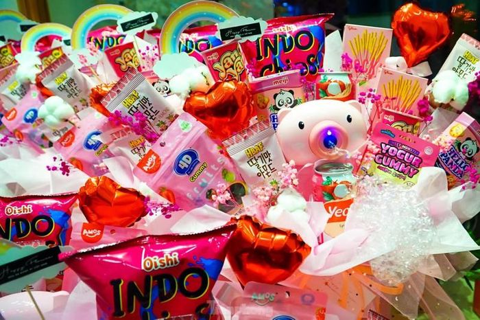 Các mặt hàng trong mùa Valentine năm nay được nhiều người săn đón còn là những bó hoa được kết các loại hoa nhập khẩu và trang trí nhiều bánh kẹo có thể ăn được hoặc từ những món đồ chơi độc lạ.