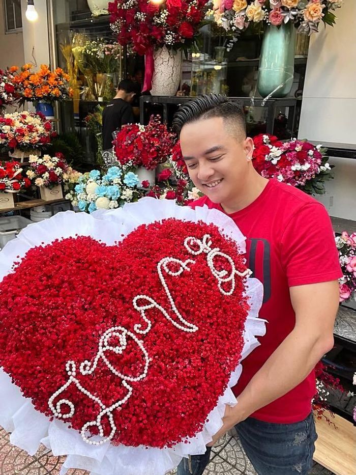 Cao Thái Sơn kỳ công tổ chức bữa tiệc bất ngờ cho mẹ nhân ngày Valentine. Nam ca sĩ chọn một bó hoa được kết thành hình trái tim và nhẫn kim cương để tặng mẹ. 