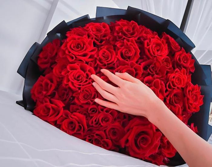 MC - người mẫu Phương Mai được chồng ngoại quốc tặng bó hoa hồng đỏ rực ngay khi mới ngủ dậy.
