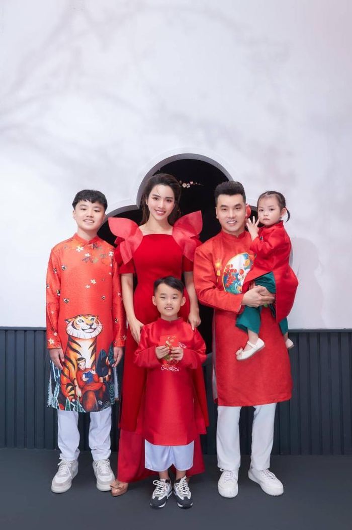 Ca sĩ Ưng Hoàng Phúc chia sẻ loạt ảnh cùng vợ và tặng "một nửa" của mình những lời ngọt ngào: "Có thể ngoài kia, anh là nghệ sĩ được nhiều người mến mộ. Nhưng trong lòng anh, em luôn là ngôi sao tuyệt vời nhất". 