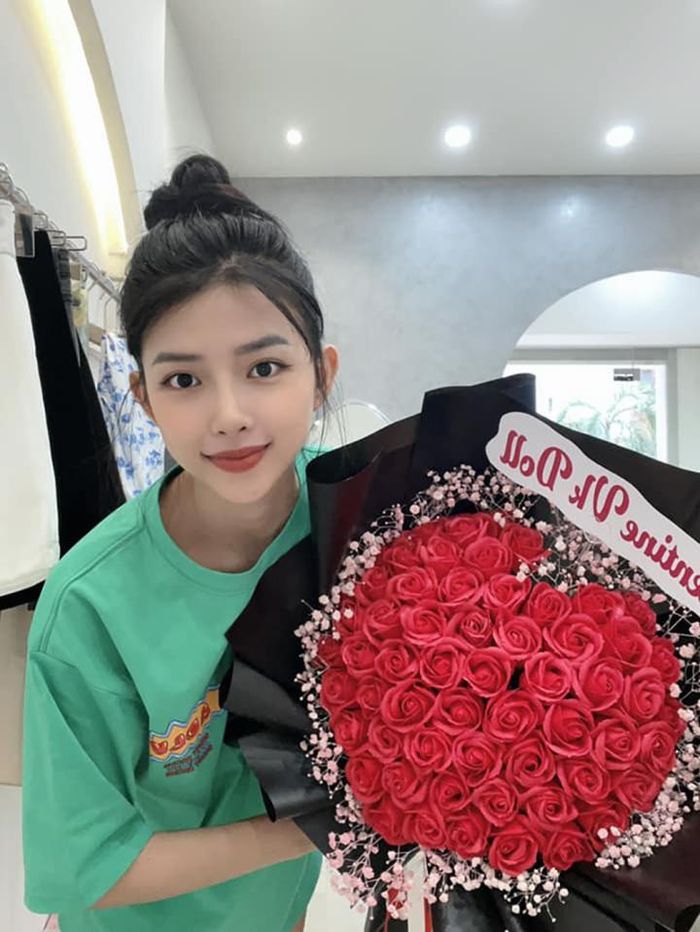 Huỳnh Khánh Vy - bà xã của ca sĩ Phan Mạnh Quỳnh - hạnh phúc khoe bó hoa được chồng tặng ngày Valentine. Tuy nhiên sau đó, cô "bóc mẽ" rằng chồng tặng hoa sáp nên không có độ chân thật. 