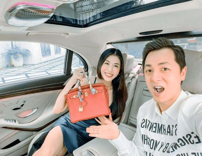 Ca sĩ Đăng Khôi tặng vợ Thủy Anh một chiếc túi hàng hiệu kèm lời nhắn: "Anh nguyện yêu em đến hết đời này. Năm nay Valentine chồng tặng vợ món quà nhỏ xinh màu đỏ rực thay cho tình yêu mãnh liệt của chồng". 