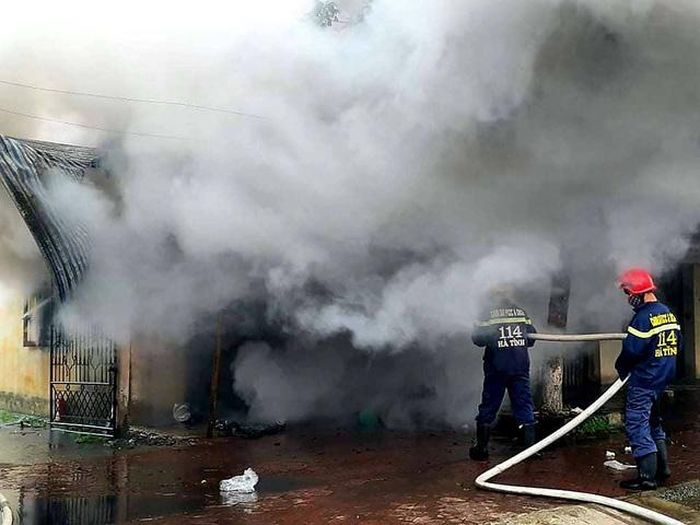 Cán bộ, chiến sỹ kịp thời triển khai công tác chữa cháy.
