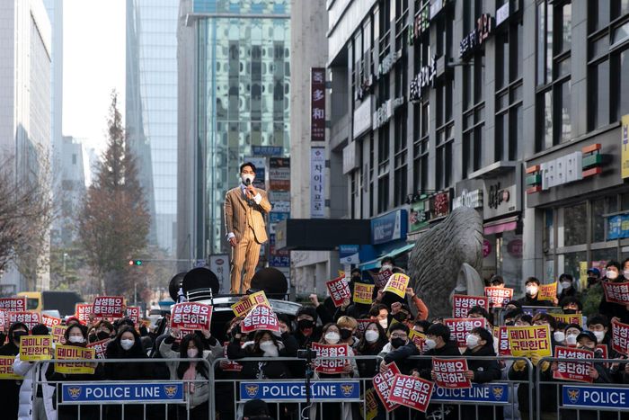 Cuộc biểu tình chống nữ quyền ở Seoul vào cuối năm 2021. Ảnh: The New York Times.