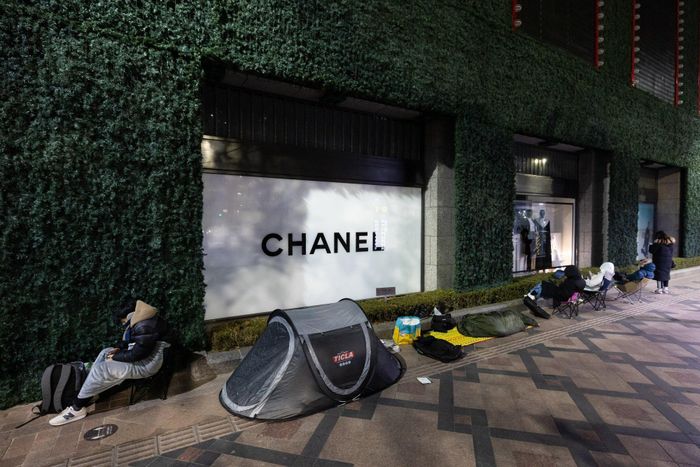 Người Hàn xếp hàng 14 tiếng giữa mùa đông để mua túi Chanel. Ảnh: Bloomberg.