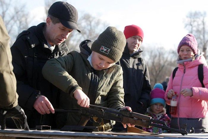  Cậu bé người Ukraine đang thực hành thao tác tháo lắp súng AK-47. Ảnh: PA. 