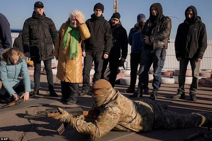  Binh lính Ukraine huấn luyện cách cầm súng cho bà Konstantinovska và người dân Ukraine. Ảnh: AP. 