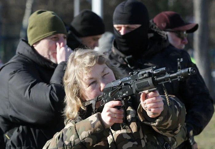  Tiểu đoàn "Babushka" - tên chỉ những người lớn tuổi ở Ukraine - là những thành viên tích cực tham gia công tác hậu cần, hỗ trợ vật dụng y tế. Giờ đây họ được huấn luyện quân sự để sát cánh cùng lính Ukraine nếu cần thiết. Ảnh: PA. 
