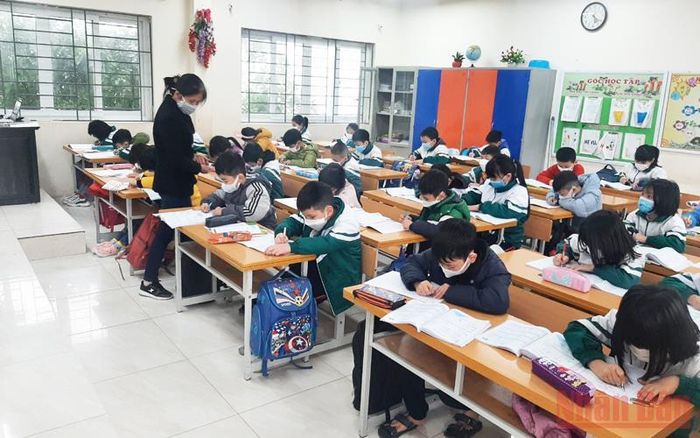 Cô, trò Trường tiểu học Sài Sơn A, Quốc Oai, Hà Nội trở lại dạy học trực tiếp (Ảnh: Mai Quý Tùng)