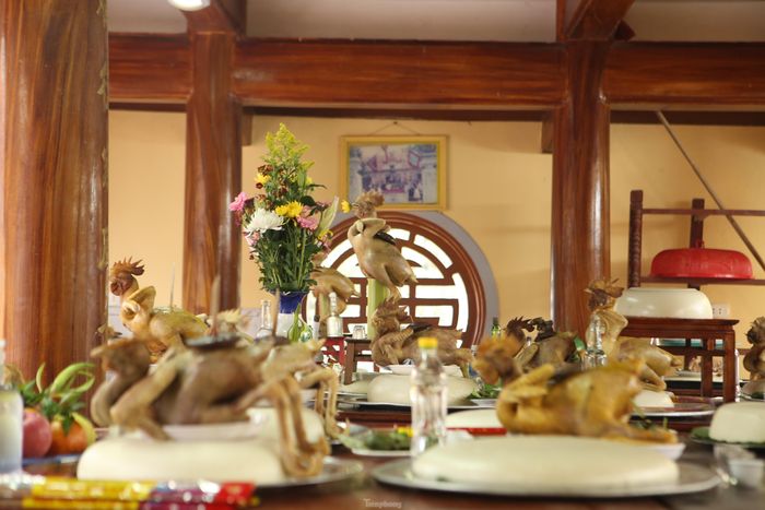 Người dân Bình An chia sẻ, những con “gà bay” phải được lựa chọn kỹ càng. Những con gà cúng này được tìm mua và đặt hàng trước, gà già với trọng lượng khoảng 4 -6 kg, đẹp mã. 